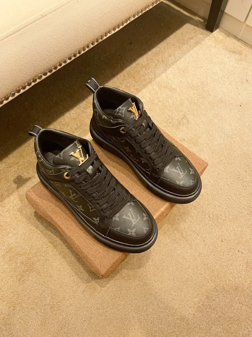 Factory price 460 [LV] Louis Vuitton's latest high-top casual Korean-style men's shoes, brand new autumn and winter design, perfect workmanship, cabinet quality, upper: cowhide material, leather lining; soft and comfortable, rubber outsole super light, wear-resistant, simple, versatile fashion men's shoes, color optional, size 38--44